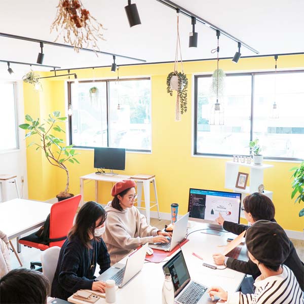 あみーろーどオフィスでのミーティング風景