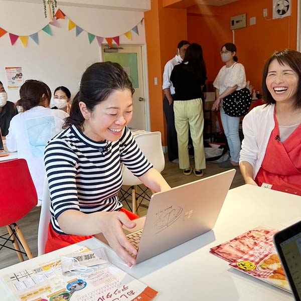 リポーターの金丸さんからインタビューを受ける玲子さん