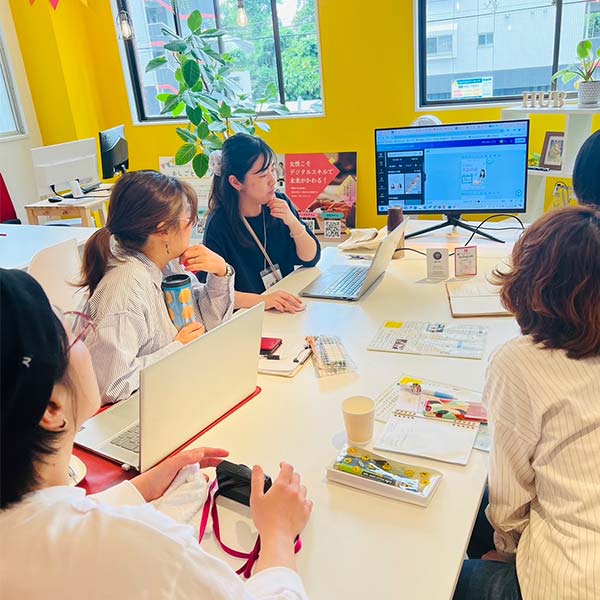 Canvaの使い方についてレクチャー中です